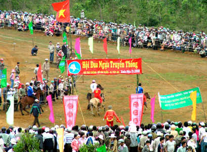 Horse race - a unique festival of Thi Thung mound